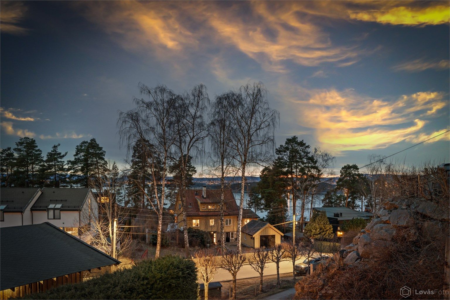 Ljan stasjon ligger ca. 13 minutters gange unna, med linje L2 til Oslo S.