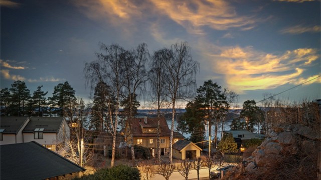 Ljan stasjon ligger ca. 13 minutters gange unna, med linje L2 til Oslo S.