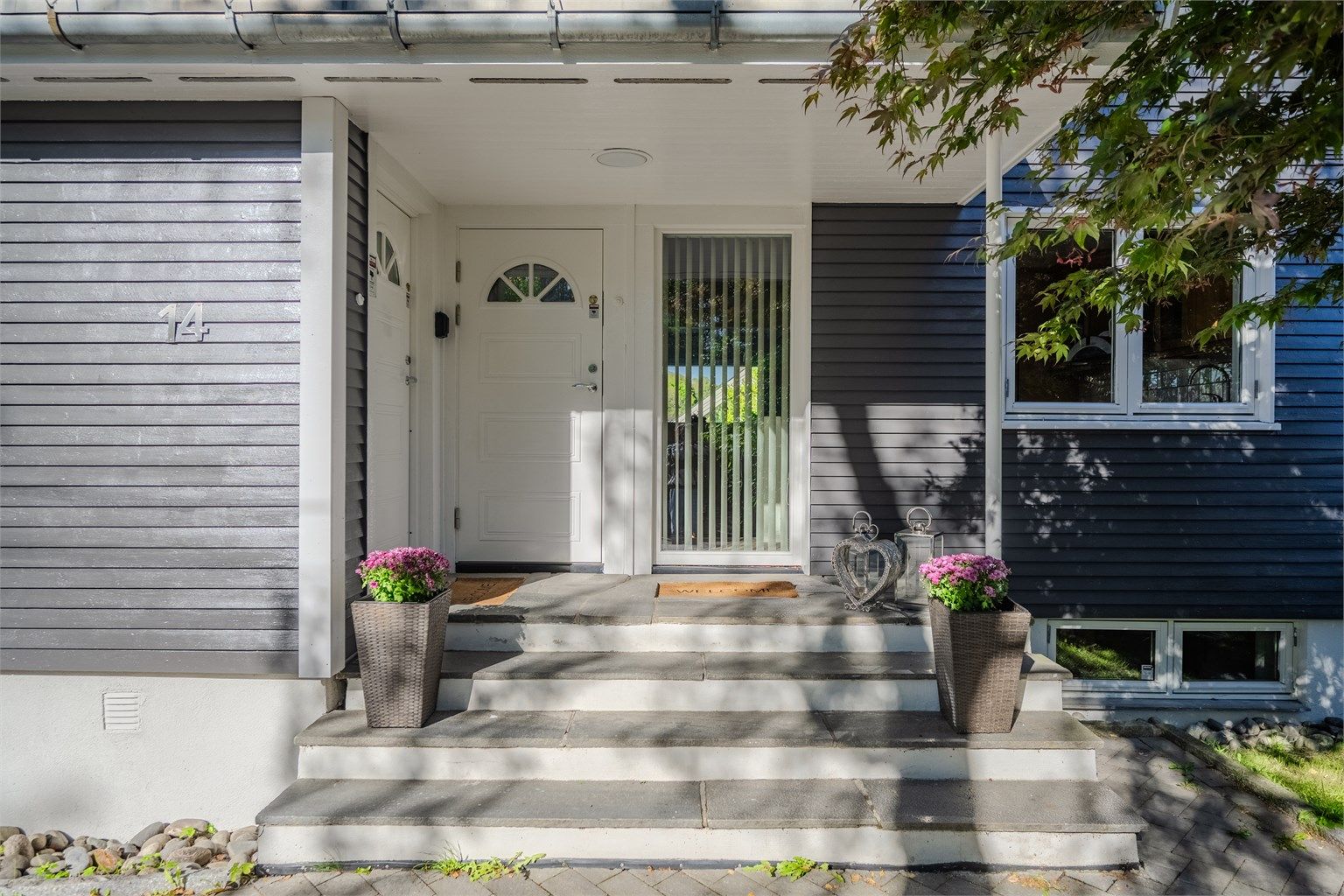 Egne innganger hvor 1. etasje og kjeller er en enhet og 2. etasje en egen.