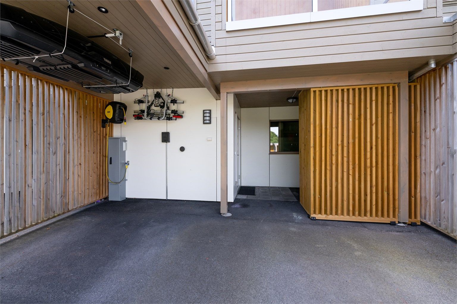 Carport med elbillader montert i 2024.