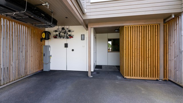 Carport med elbillader montert i 2024.