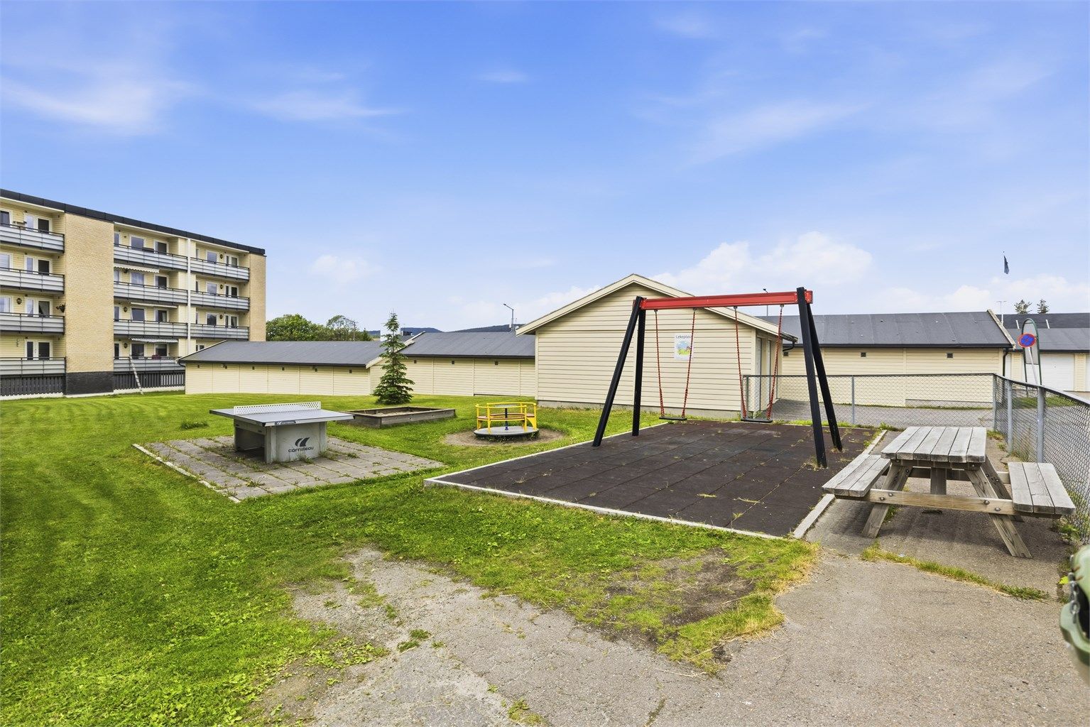 Området er barnevennlig med lekeplass i nærheten