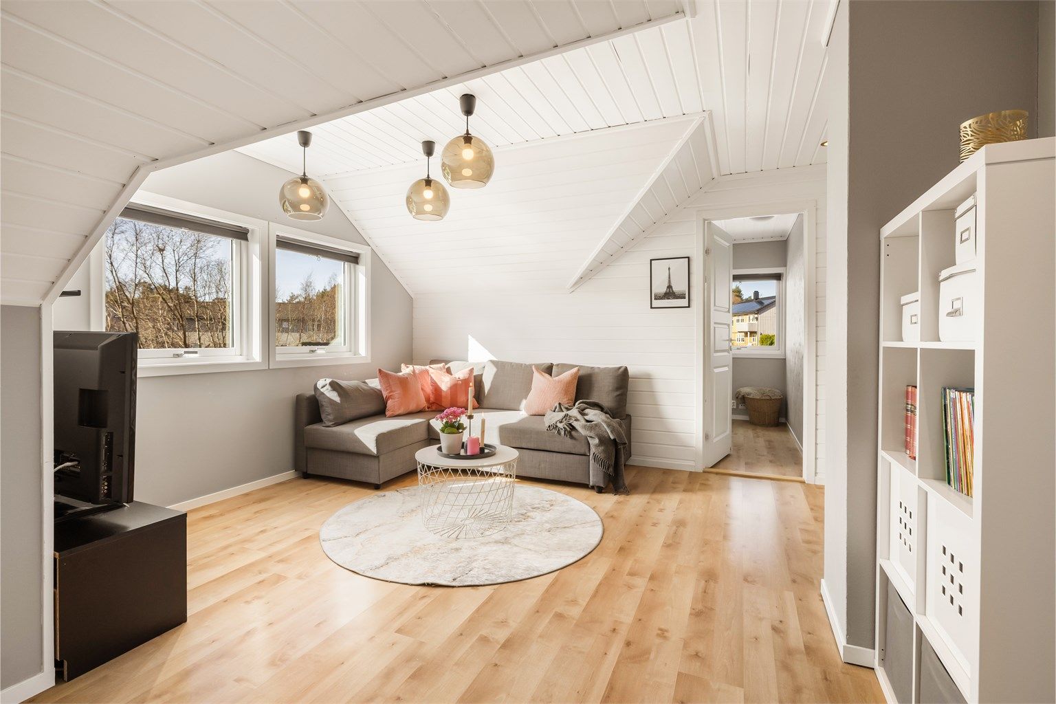 Store vindusflater og panel i himlingen gir rommet en luftig følelse.