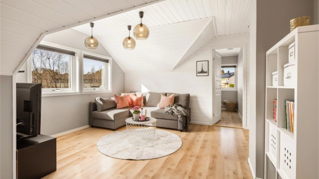 Store vindusflater og panel i himlingen gir rommet en luftig følelse.