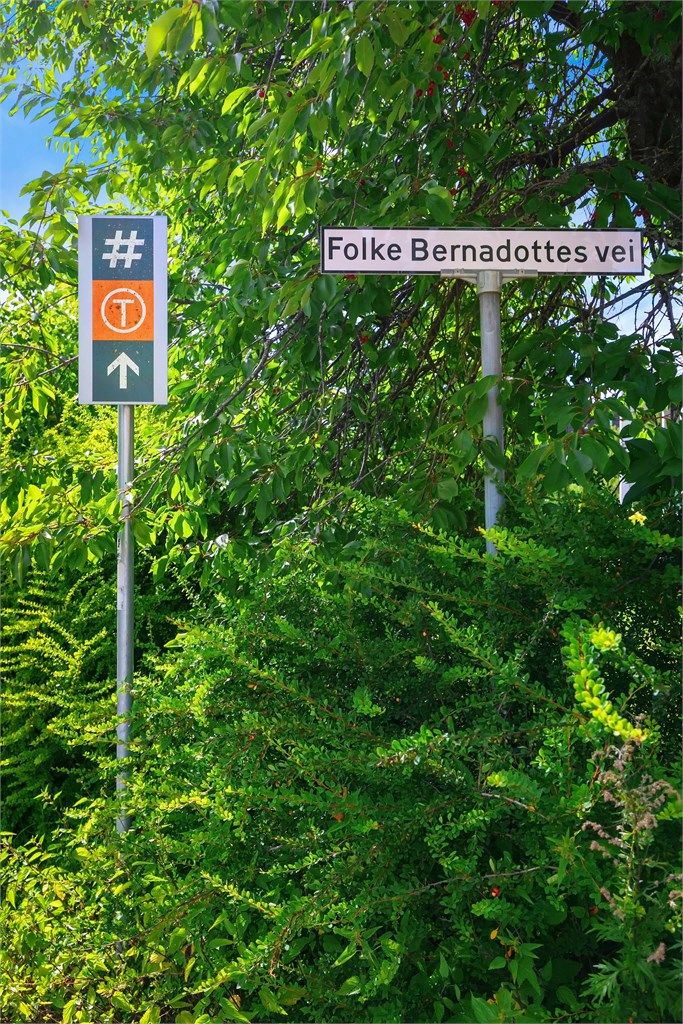 Det er gratis gateparkering i området.