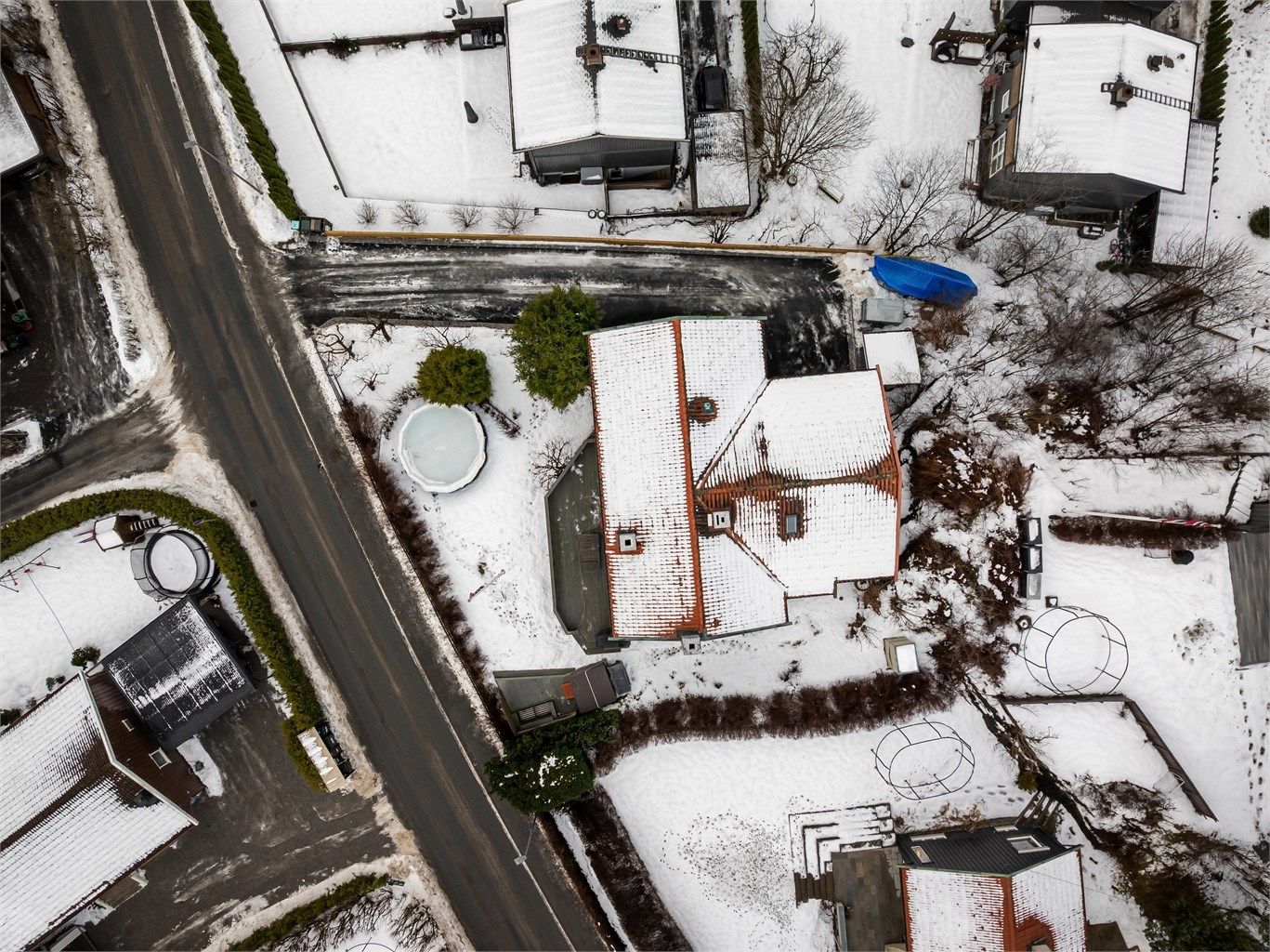 Eiendommen har en romslig tomt på 936 kvm