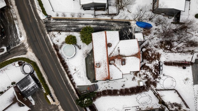 Eiendommen har en romslig tomt på 936 kvm