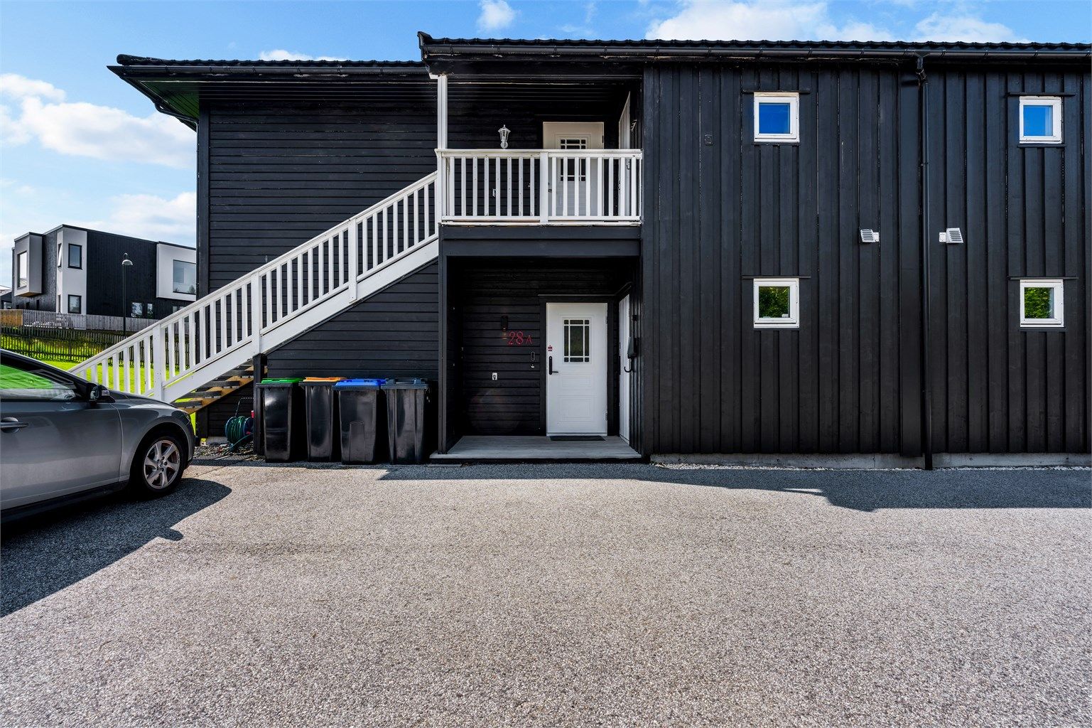 Leiligheten disponerer to faste parkeringsplasser rett utenfor inngangen.