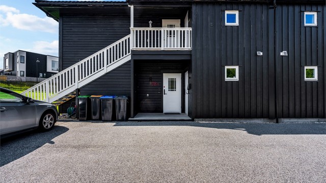 Leiligheten disponerer to faste parkeringsplasser rett utenfor inngangen.
