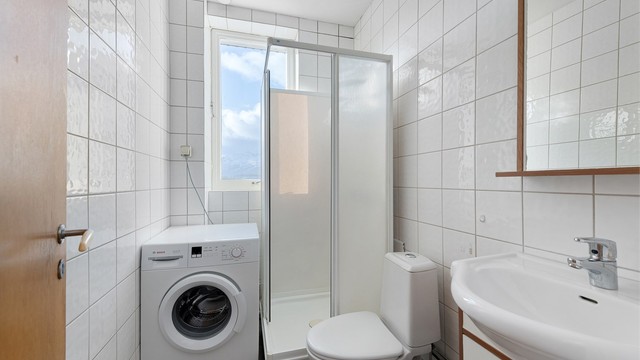 Badene i begge leilighetene er flislagt og har varmekabler i gulvet, dusjkabinett og opplegg for vaskemaskin.