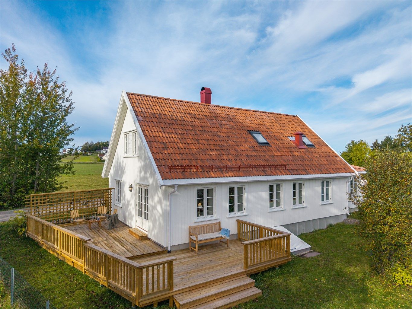 Terrassen vender mot sør, øst og vest, noe som gir gode muligheter for å følge solen gjennom dagen og nyte lange, lyse sommerkvelder.