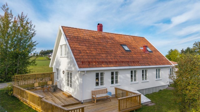 Terrassen vender mot sør, øst og vest, noe som gir gode muligheter for å følge solen gjennom dagen og nyte lange, lyse sommerkvelder.