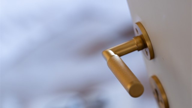 Nye dørhåndtak montert i 2025.