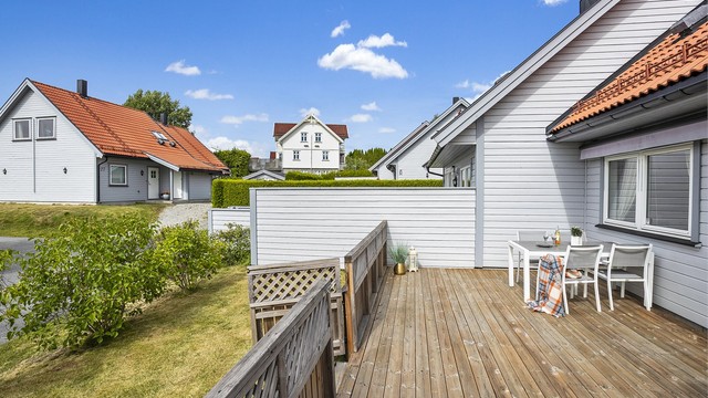 Terrassen ble etablert i 2015 og har god plass til utemøbler.