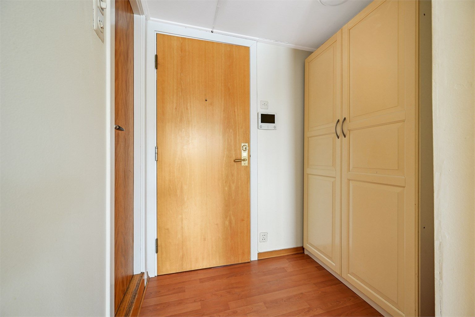 Velkommen inn! Praktisk dørcallingsystem, samt god plass til oppbevaring av sko og yttertøy. 