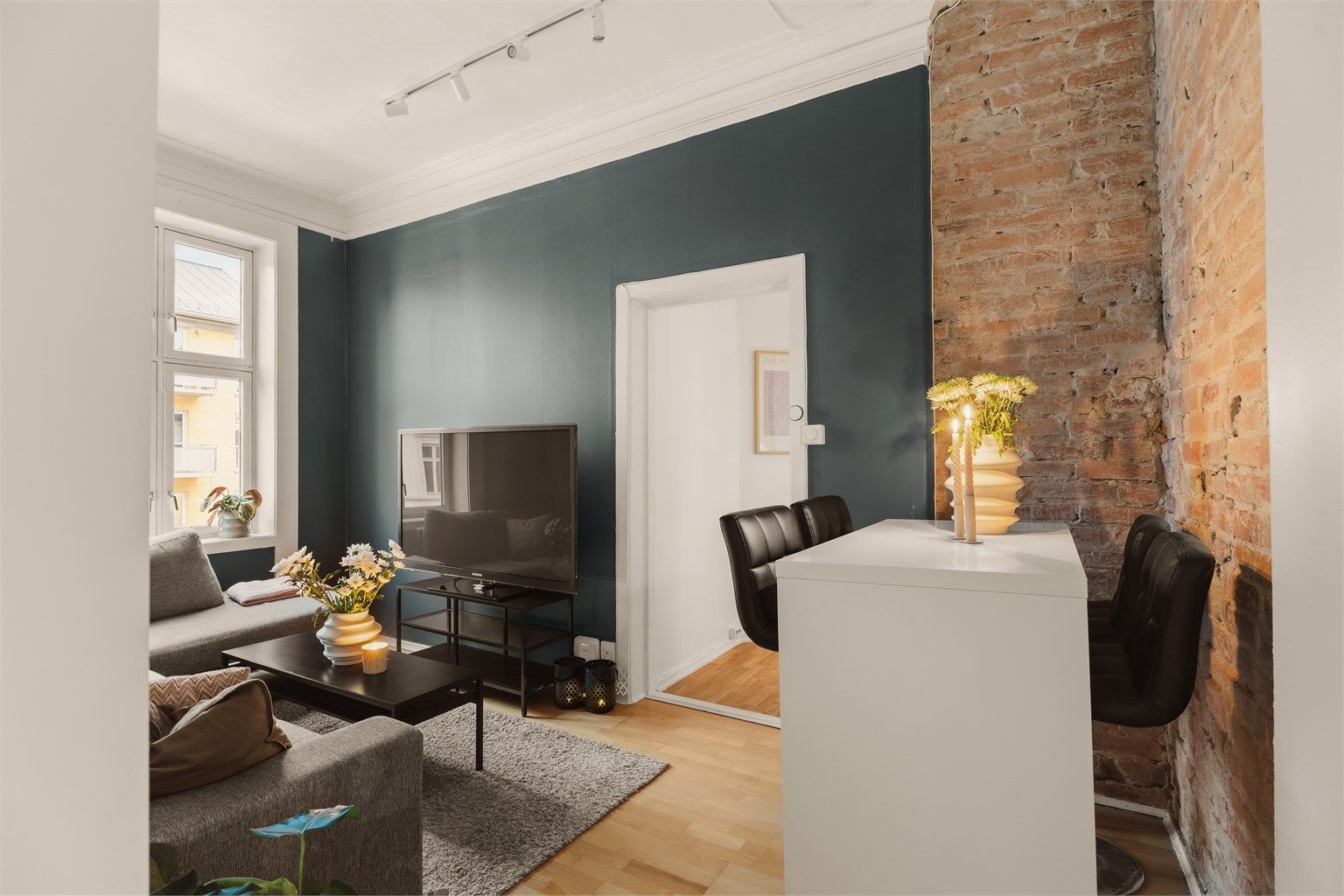 Leiligheten har også en praktisk planløsning med tre gode soverom samt god takhøyde, store vindusflater og klassisk særpreg med teglsteinsvegg og god takhøyde. Foto: Isnitt/Nadia Frantsen.