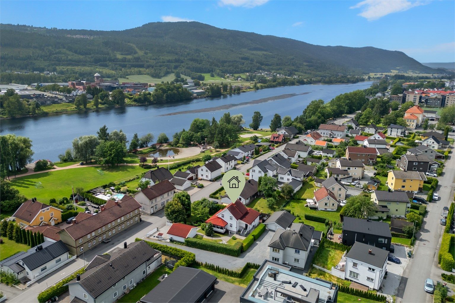 Eelva med elvepark, volleyballbane, sandstrand og flotte turområder like ved eiendommen.