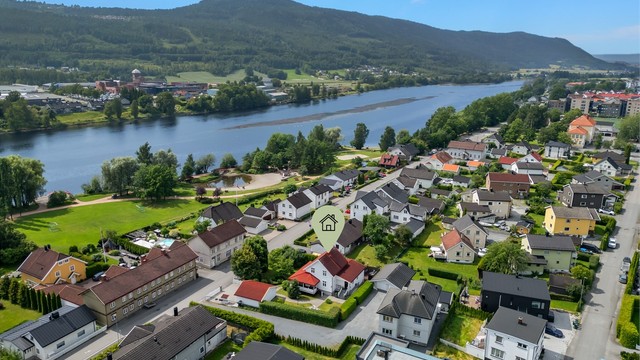 Eelva med elvepark, volleyballbane, sandstrand og flotte turområder like ved eiendommen.