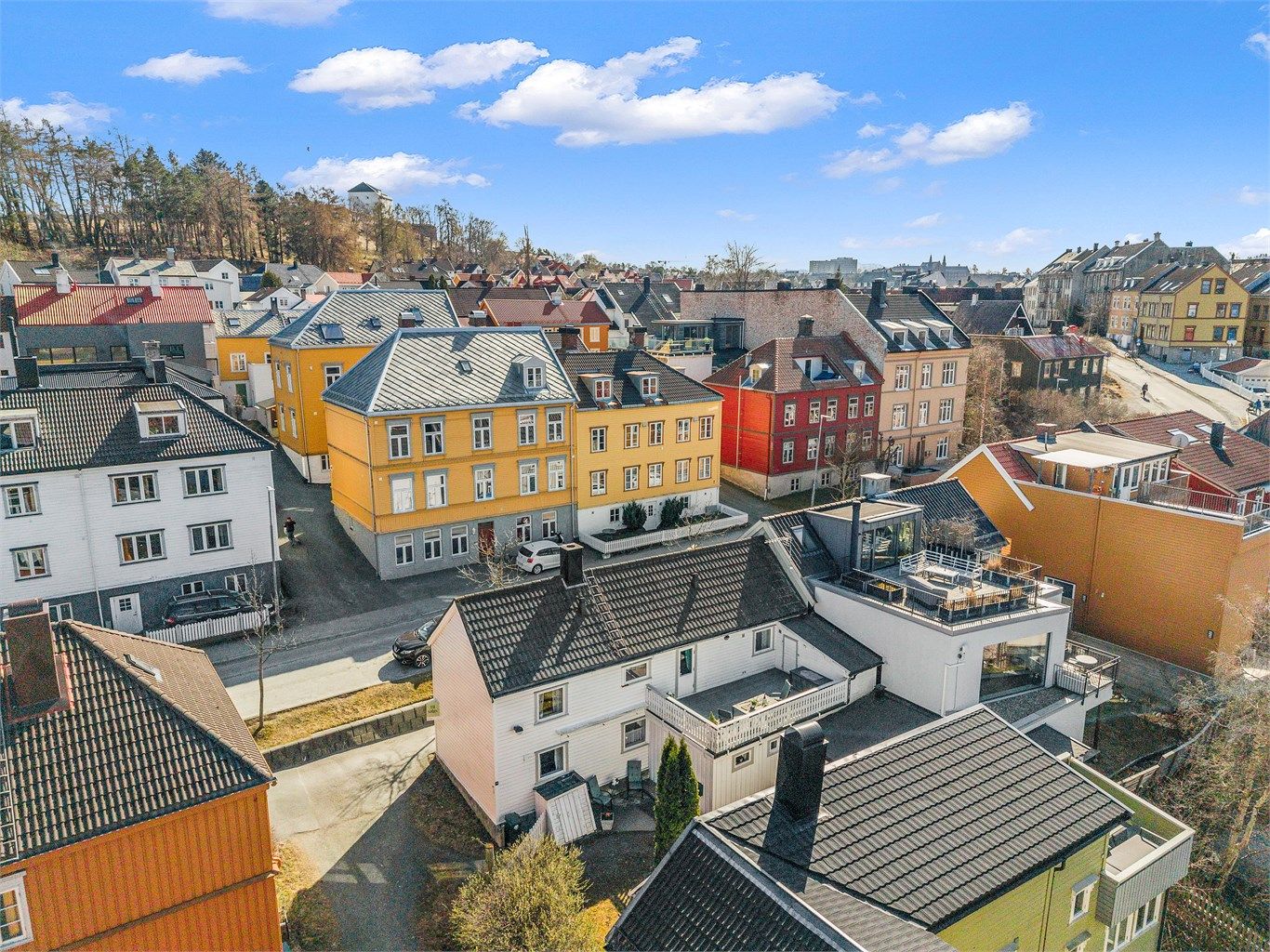 Det er gang - og sykkelavstand på 10-30 minutter til BI, TØH, Dronning Maud, NTNU Gløshaugen og st. Olavs hospital. 