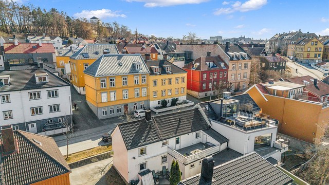 Det er gang - og sykkelavstand på 10-30 minutter til BI, TØH, Dronning Maud, NTNU Gløshaugen og st. Olavs hospital.