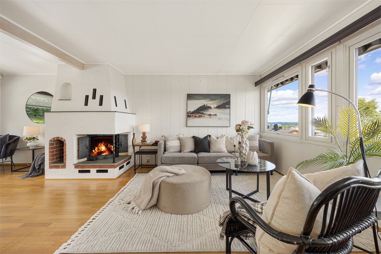 Boligen har lys og åpen stue med stemningsfull peis, og en romslig terrasse på 41 m².
Foto: Svein Michaelsen