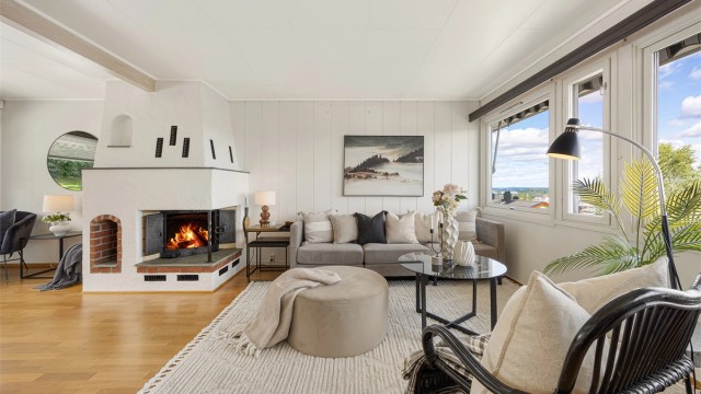 Boligen har lys og åpen stue med stemningsfull peis, og en romslig terrasse på 41 m².
Foto: Svein Michaelsen