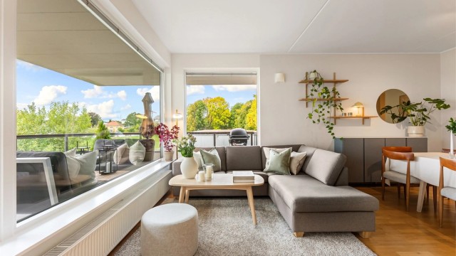 De store vinduene gir flott utsyn mot grøntområdene utenfor.