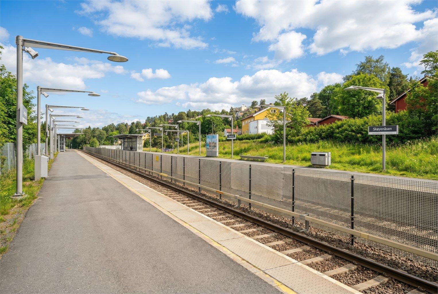 Skøyenåsen T-banestasjon kun noen hundre meter unna hjemmet ditt. Herfra kommer du raskt ned til sentrum på bare ca 15 minutter