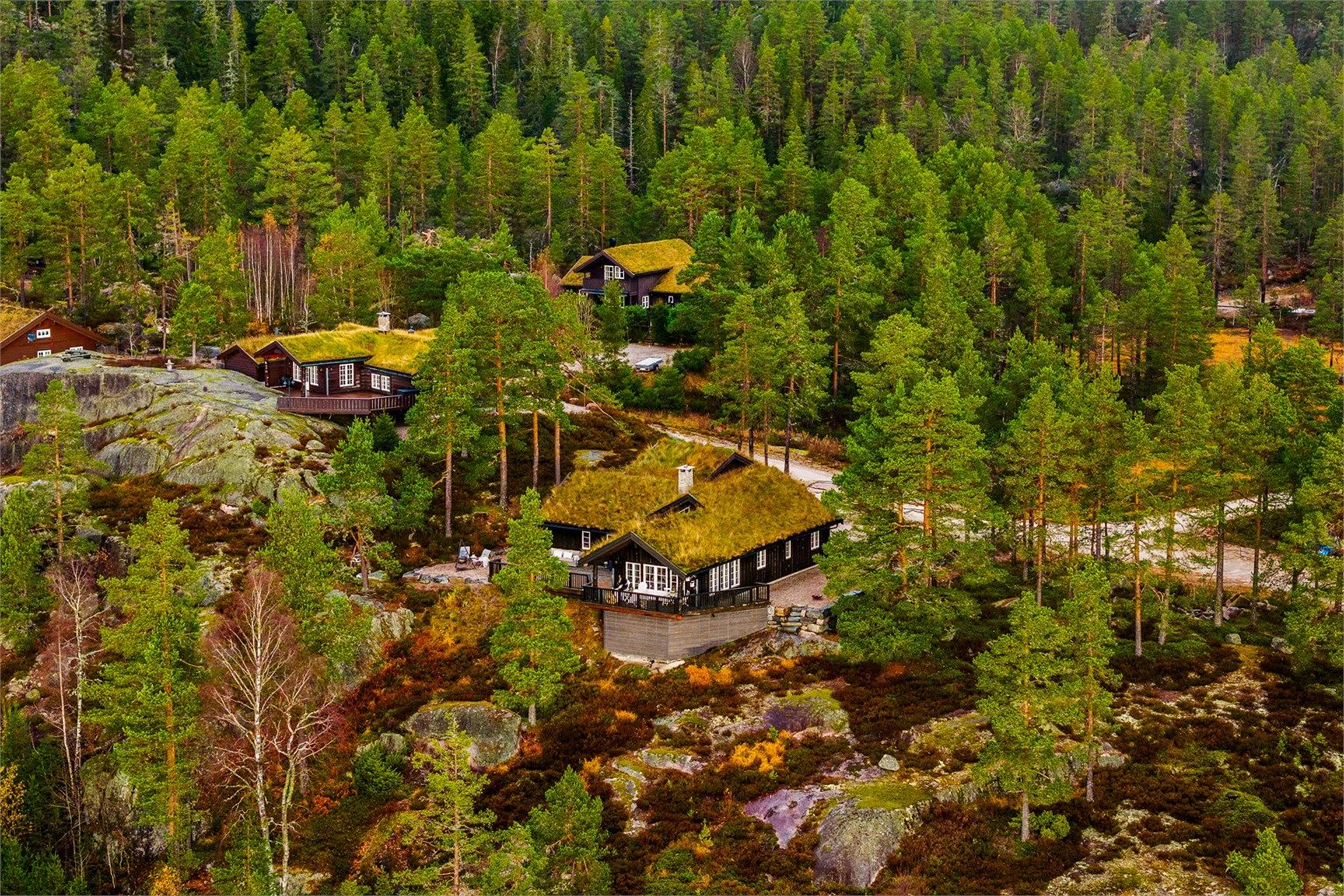 Der er også bær og sopp i nærområdet. Fine fiskevann og mulighet for padling med kano eller kajak er blant noen av attraksjonene området byr på.
