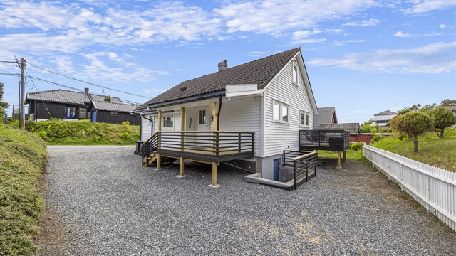 Eiendommen har en gruset gårdsplass med gode parkeringsmuligheter.