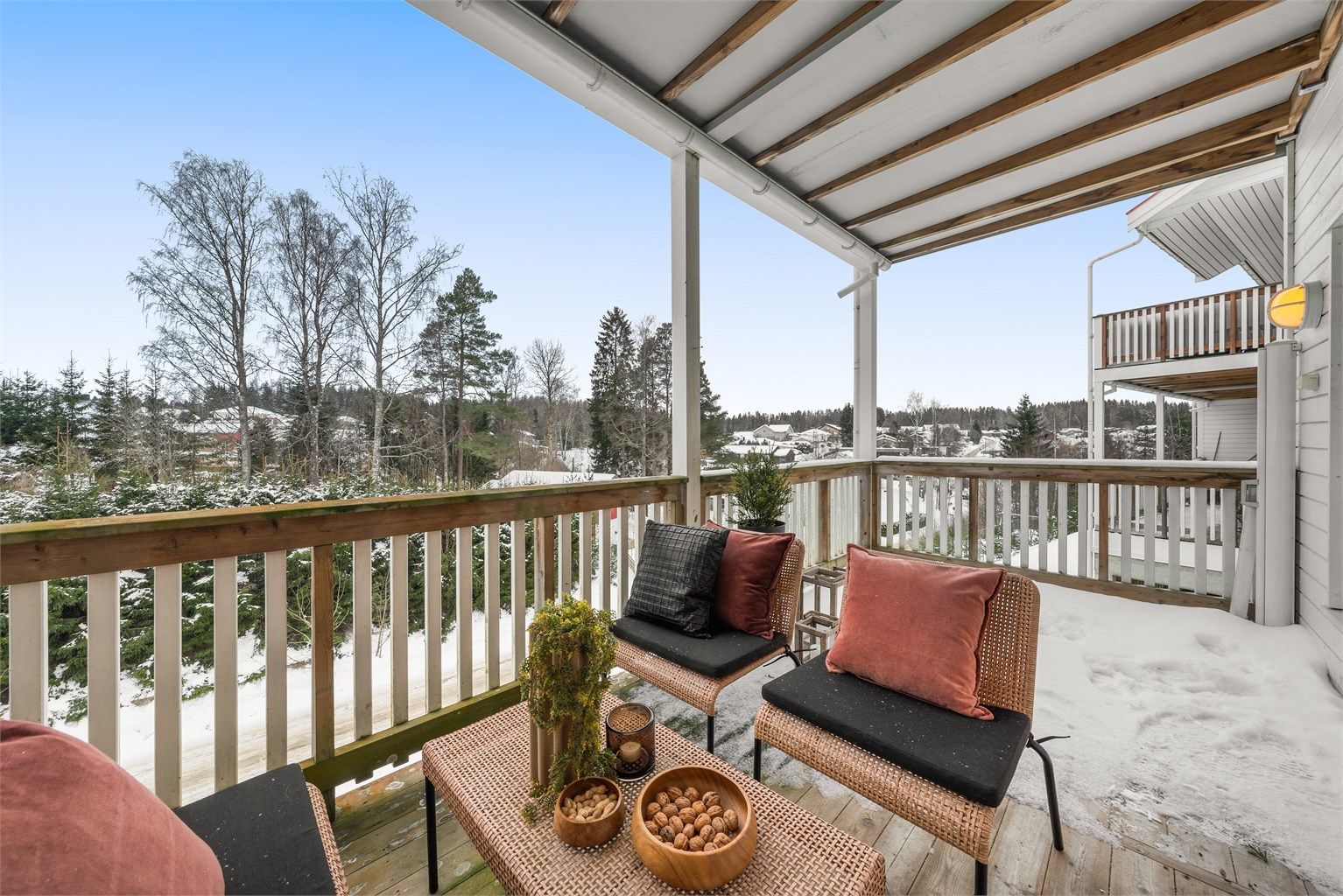 En romslig terrasse på ca. 12 kvm med utgang fra stuen - Blir den naturlige forlengelsen at stuen på sommertid. 