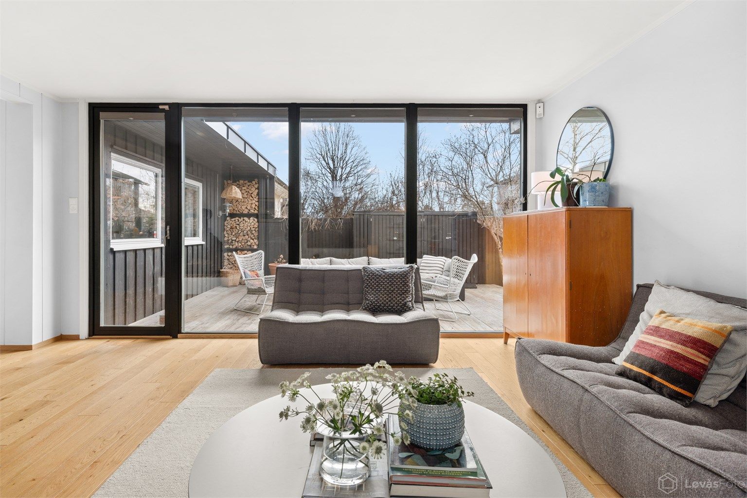 Stuen har glass fra gulv til tak på hele sydveggen med direkte utgang til stor og skjermet markterrasse med adkomst videre til hagen