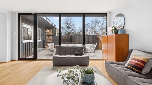 Stuen har glass fra gulv til tak på hele sydveggen med direkte utgang til stor og skjermet markterrasse med adkomst videre til hagen