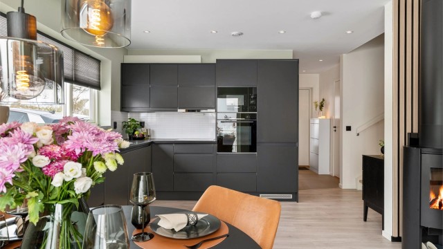 Bekkevoldveien 3B presenteres av Karl Robert Hansen i Krogsveen. Fotograf; Kristoffer Kristiansen.