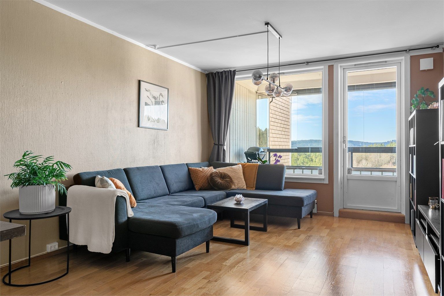 Innbydende 4-roms toppleilighet m/ heis og vestvendt balkong.