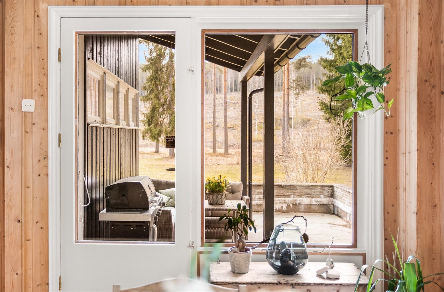 Fra spisestuen er det utgang til en koselig terrasse på hele 31 kvm!