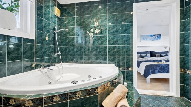 Badet ligger i tilknytning til soverommet.