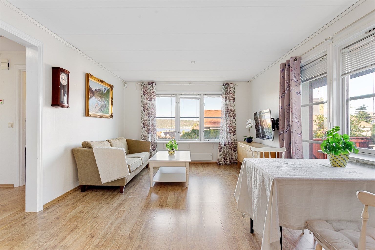 Åpen kjøkken- og stueløsning med sofaområde samt spiseplass