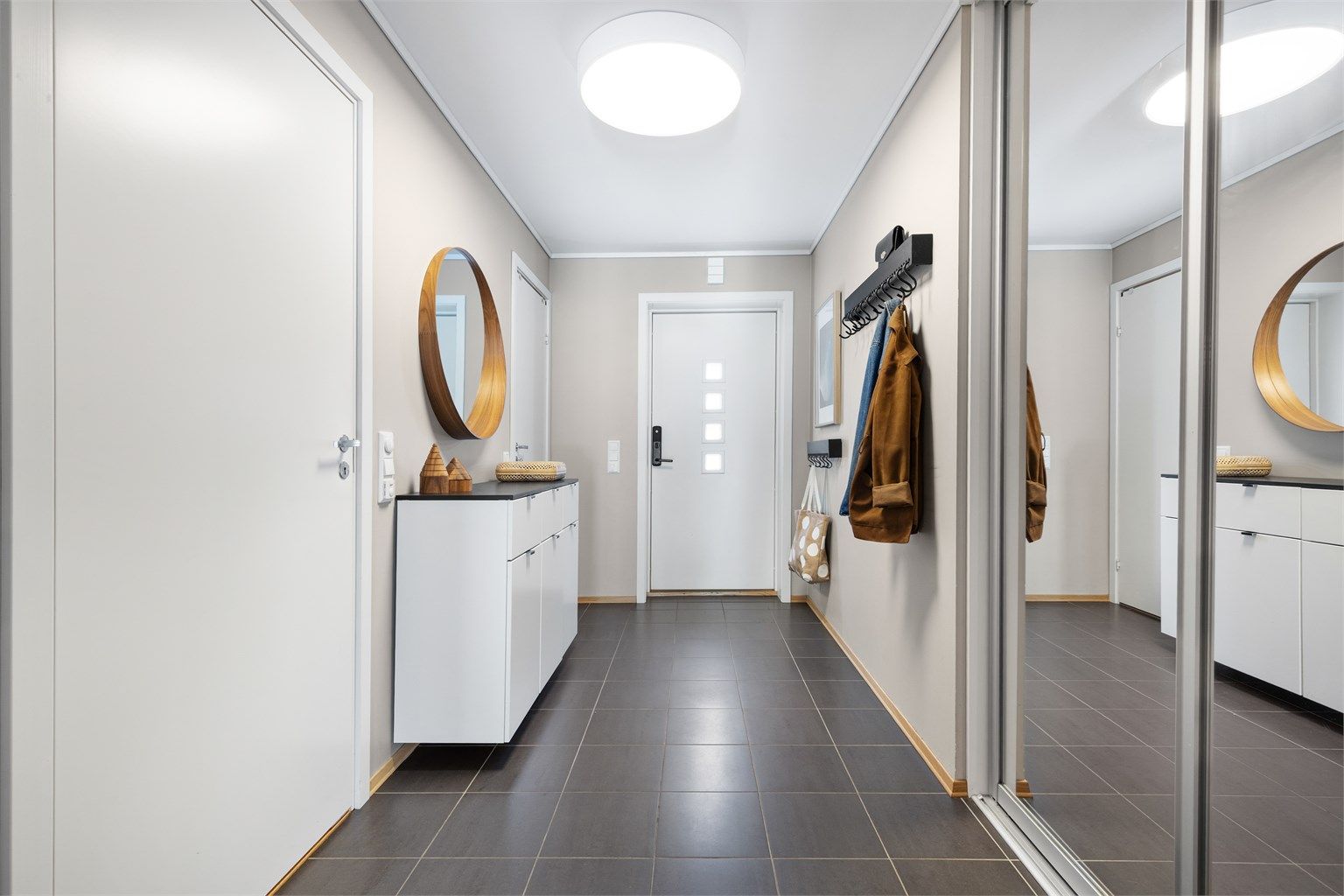 Romslig entré med integrert garderobeskap. Fra entreen har man tilgang til teknisk rom, bad og stue.