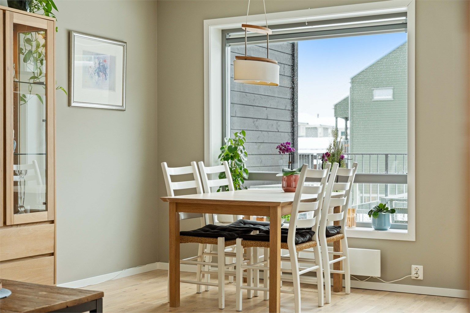 I stuen har du store vindusflater som gir rikelig med naturlig lys. 