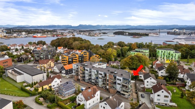 Alsteinsgata 9 er en flott og romslig 3-roms andelsleilighet, beliggende på enden og i toppetasjen av bygget.