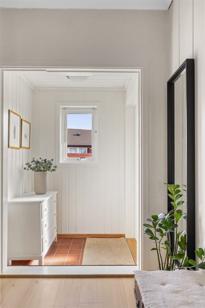 Lyse, malte panelvegger gir en klassisk og varig stil i gangen.