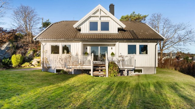 Plenlagt hage og terrasse på fremsiden.