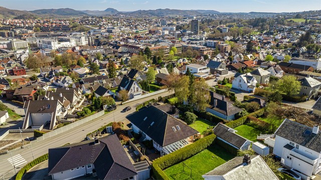 Boligen ligger i et etablert og sentrumsnært boligområde like ved Trones skole. Det er kort gangavstand til Sandnes sentrum, hvor du finner shopping, restauranter, kaféer, treningssentre m.m.