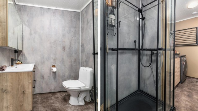Badet er forbundet med vaskerommet. Begge ble i 2025 oppgradert med blant annet nye overflater og nye innredninger, med mer.