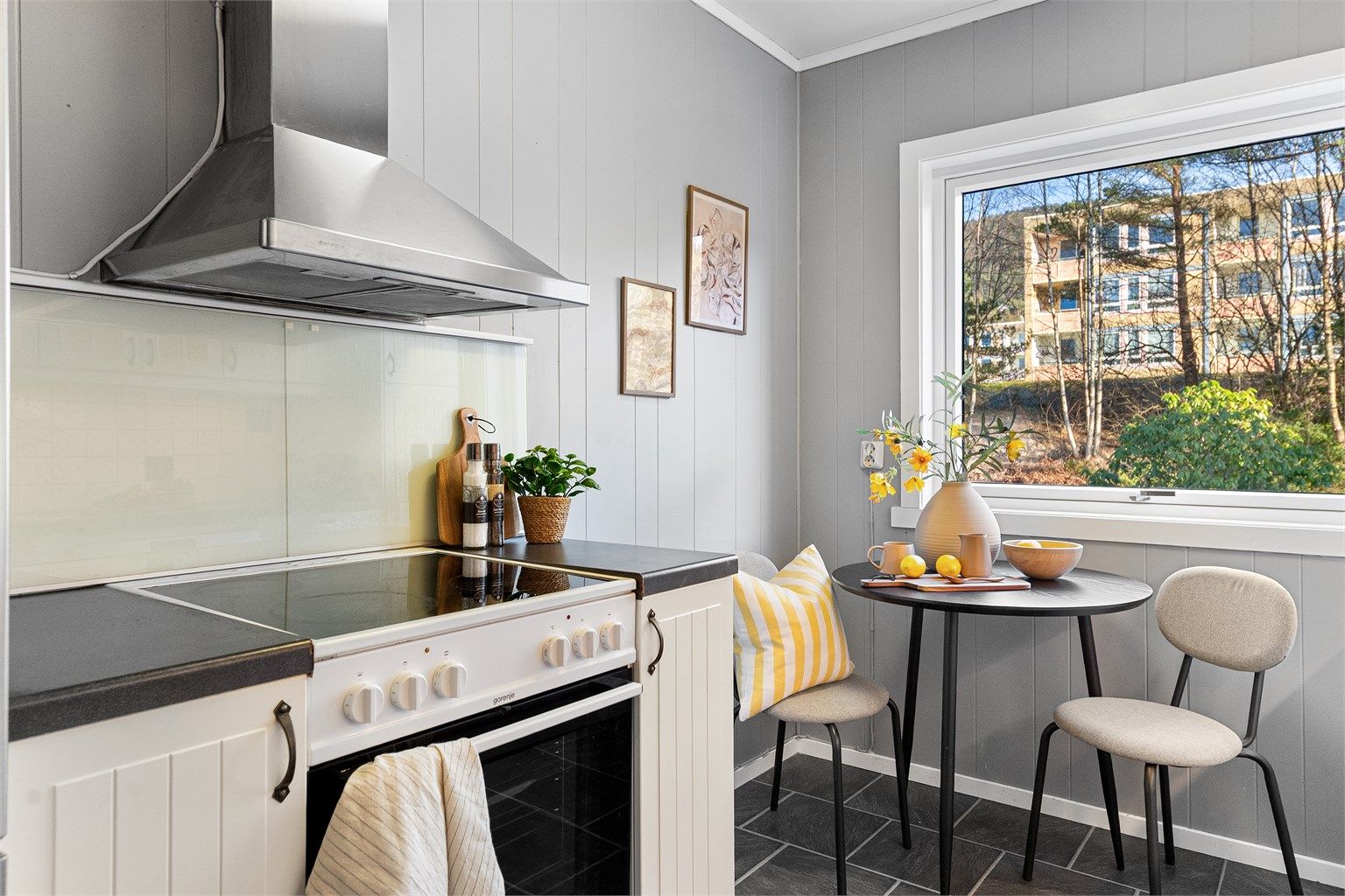 - Utsikt mot grøntareal fra kjøkkenvinduet -