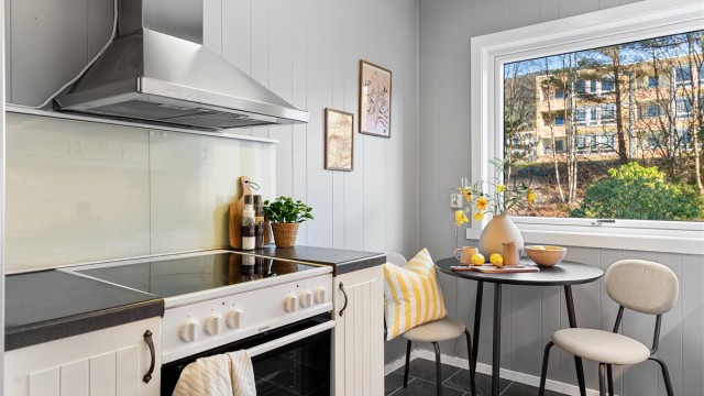 - Utsikt mot grøntareal fra kjøkkenvinduet -