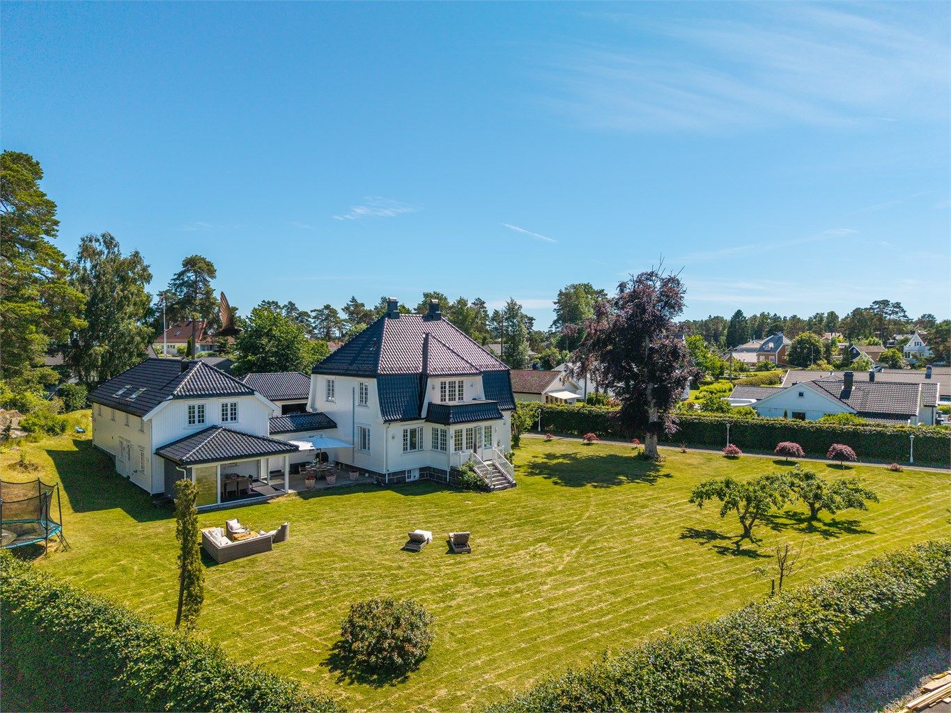 Boligen kombinerer klassisk arkitektur med moderne komfort, og byr på hele 7 soverom, 3 stilrene bad, flere stuer og fleksibel planløsning med to fløyer – perfekt for en stor familie. 
