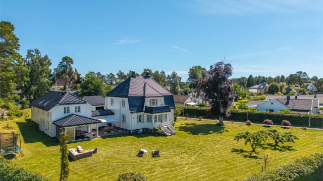 Boligen kombinerer klassisk arkitektur med moderne komfort, og byr på hele 7 soverom, 3 stilrene bad, flere stuer og fleksibel planløsning med to fløyer – perfekt for en stor familie.