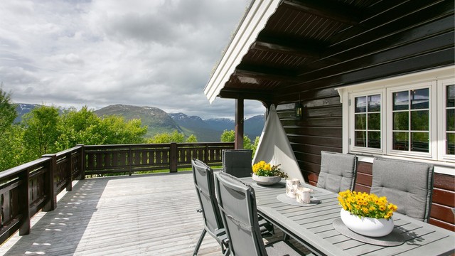 Terrassen har god plass til både spisegruppe og loungeområde.
